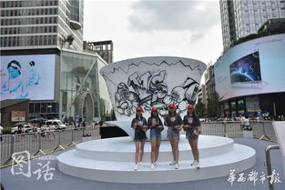 成都春熙路巨型3D蛇太逼真引争议