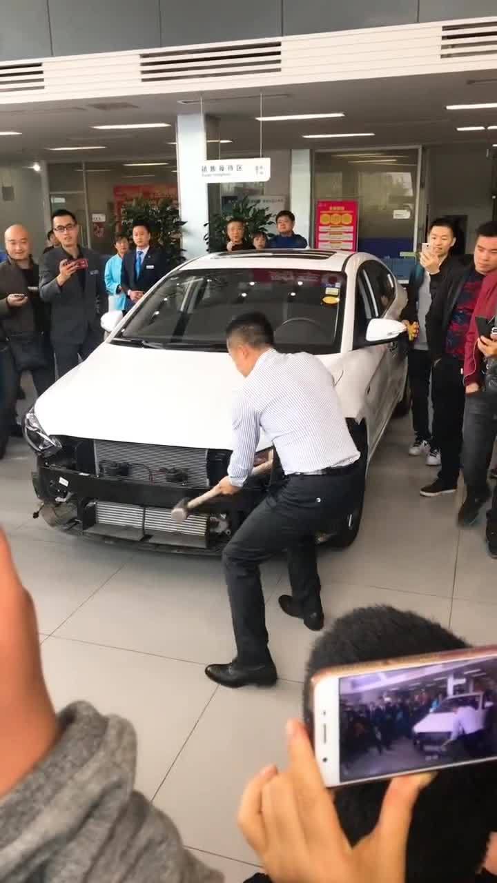 汽车撞击力多少斤