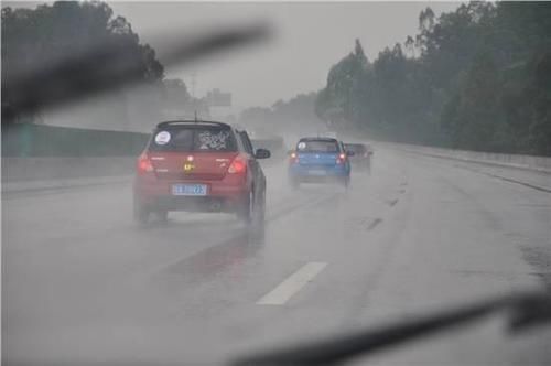 汽车雨天行驶速度多少