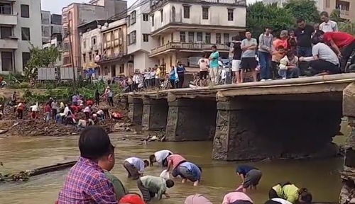 深圳一河道惊现大量成扎钞票