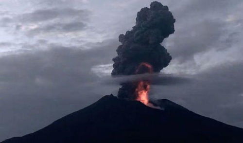 印尼一火山喷发灰柱高1万米