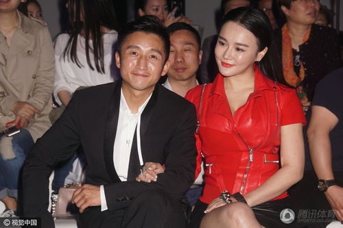 网友在上海偶遇佟瑞欣与妻子夏菁