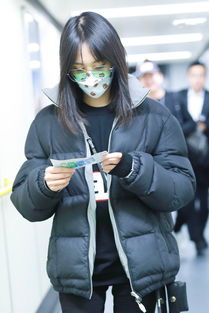梁洛施与男友十指紧扣现身机场