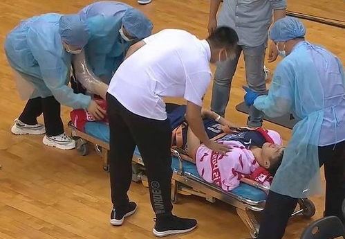 吴梦洁受伤被背下场