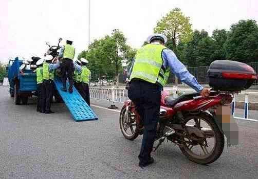 汽车电瓶打压多少正常